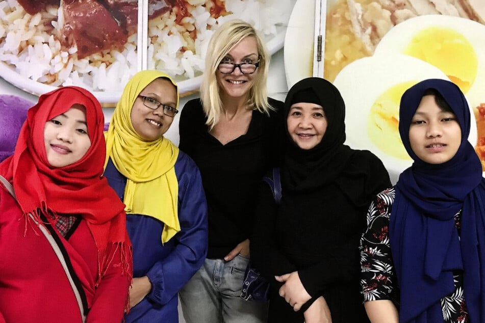 Celia von Barchewitz (Mitte) mit ihren "Perlenfrauen" aus Manila.