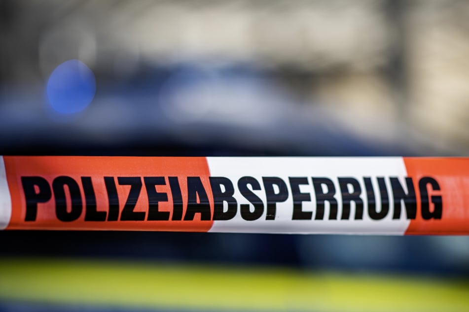 Die Polizei hat den Bereich rund um das Café auf der Dottendorfer Straße in Bonn am Sonntagmittag weiträumig abgesperrt. (Symbolbild)