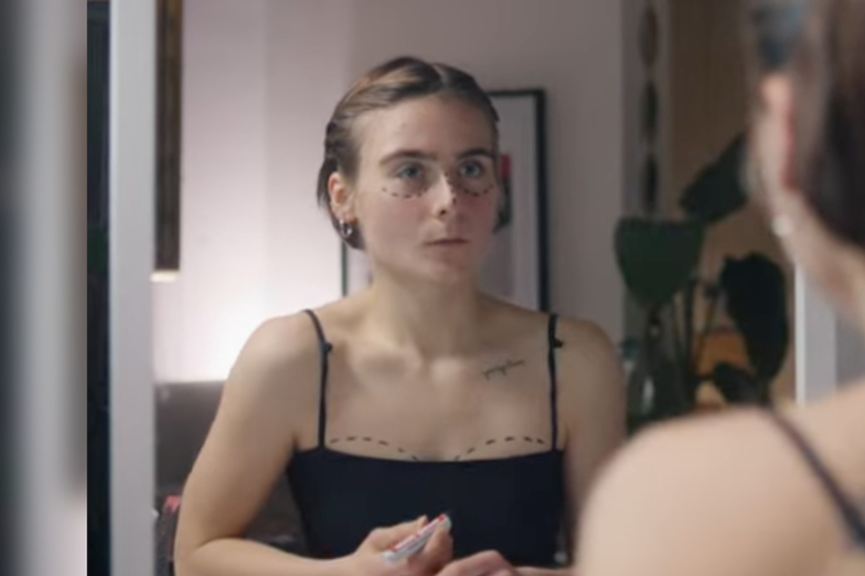 Die junge Frau setzt sich in dem Videoclip "Surgery" OP-Markierungen. Sie hat sich vorher auf Instagram Models angesehen.
