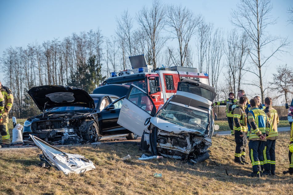 Die beiden Autos rauschten frontal ineinander.