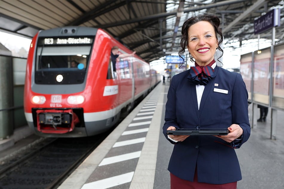 Quereinsteigende haben bei der Deutschen Bahn jetzt tolle Karrierechancen als Stewardess Gastronomie an Bord (m/w/d).