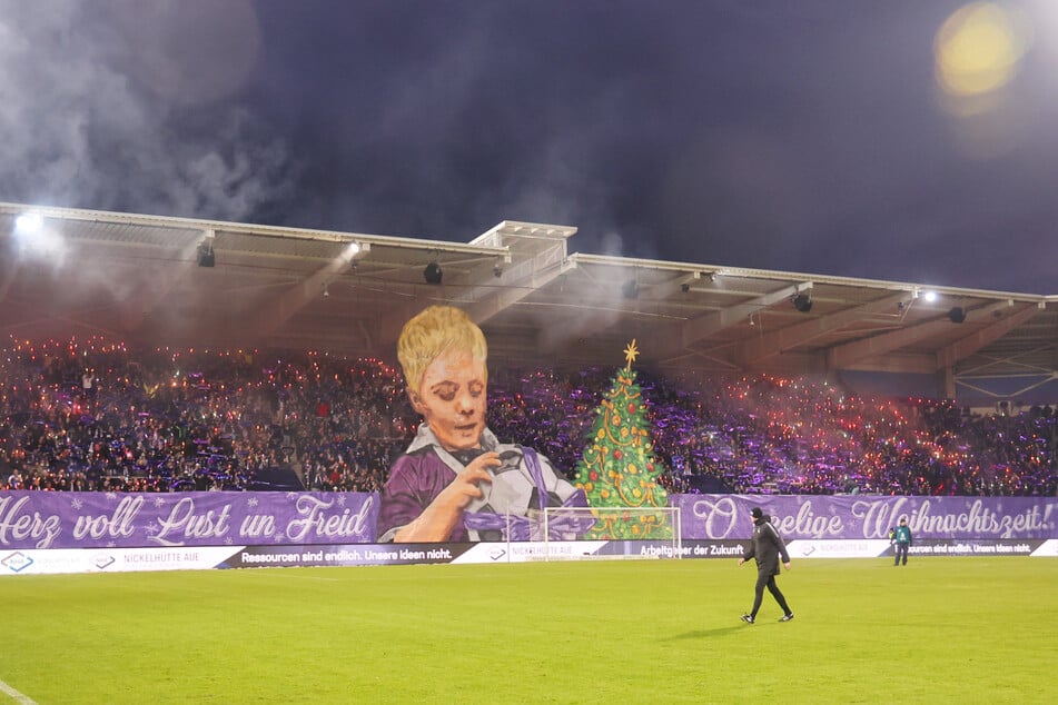 Fans von Erzgebirge Aue zeigten eine Choreografie mit weihnachtlichen Motiven beim Heimspiel gegen Duisburg.