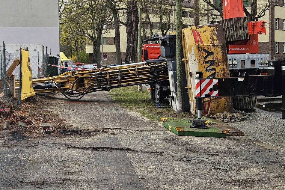 Leipzig: Umgekippter Bagger blockiert stundenlang Straße im Leipziger Norden
