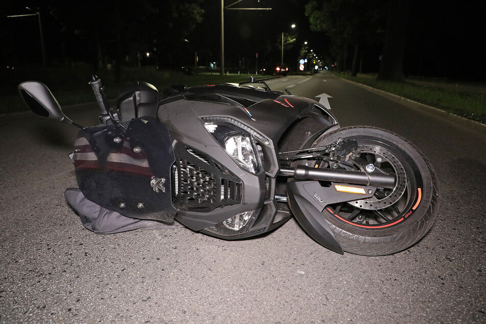 Der Fahrer des Motorrollers verlor auf der Stübelallee plötzlich die Kontrolle über sein Fahrzeug.