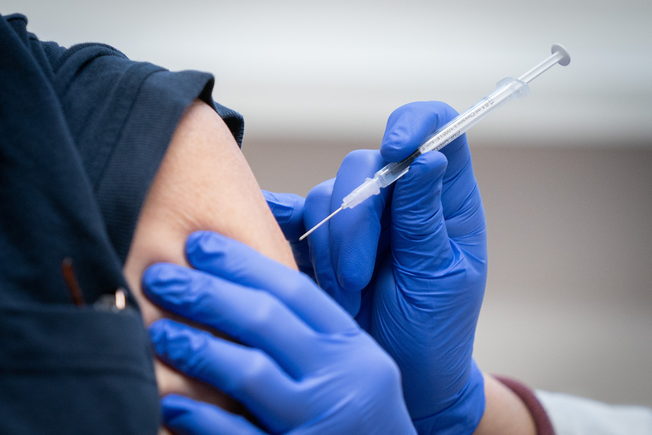 Eine Pflegekraft wird im Rahmen der Mitarbeiter-Impfung im Krankenhaus Bethel Berlin gegen das Corona-Virus geimpft. In der Diskussion ist, ob für Geimpfte während der Corona-Pandemie weiterhin die gleichen Regeln gelten sollen wie für Nicht-Geimpfte.