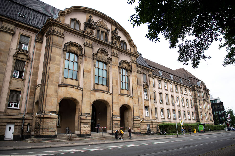 Der 75-Jährige muss sich vor Gericht in Mönchengladbach wegen Mordes definieren. (Archivbild)