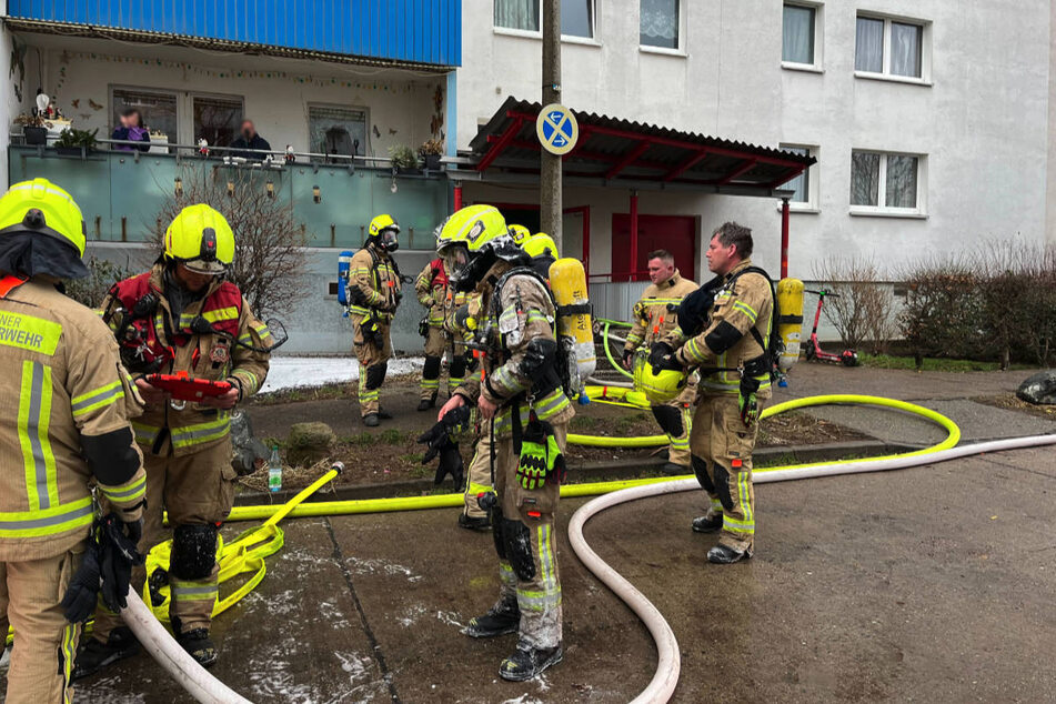 Die Feuerwehr ist mit über 100 Einsatzkräften am Brandort in Hellersdorf.