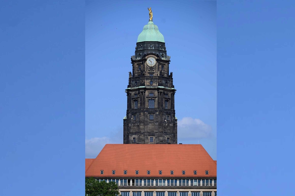Charakteristisch für den 100 Meter hohen Rathausturm sind die große Uhr (4 Meter Durchmesser) und der goldene Rathausmann auf der Spitze.