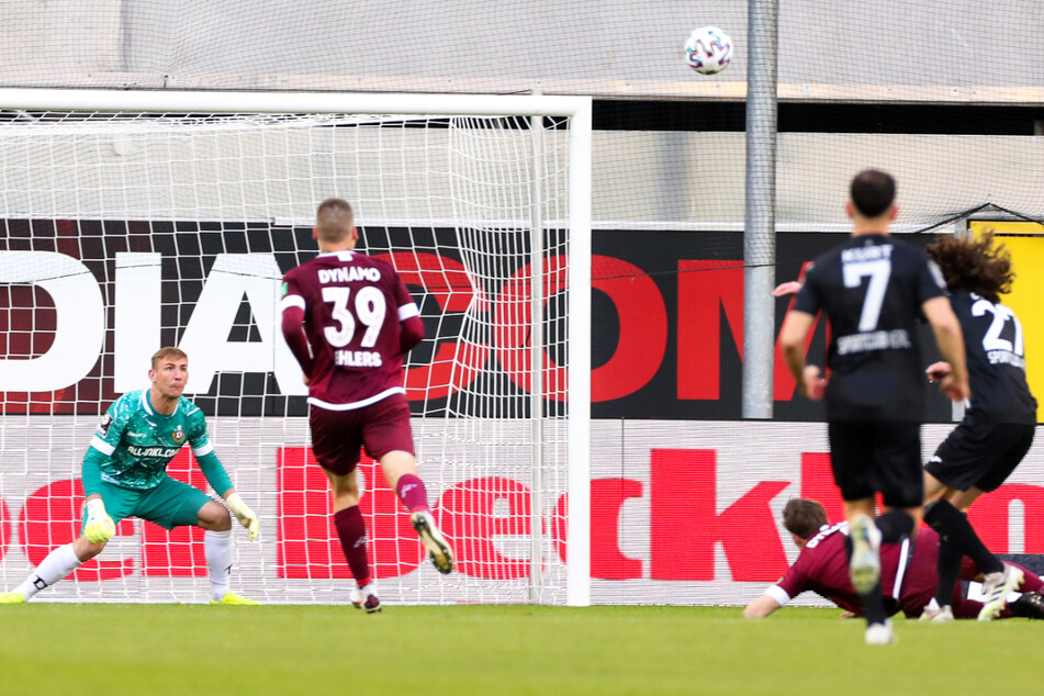 Verls Mael Vincent Corboz (26, r.) hat abgezogen, Tim Knipping (u.) warf sich in den Ball, der tückisch abgefälscht wurde. Aber Kevin Broll (25, l.)...