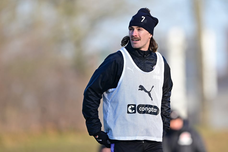 Jackson Irvine (32) stand am Dienstag überraschend beim FC St. Pauli auf dem Trainingsplatz.