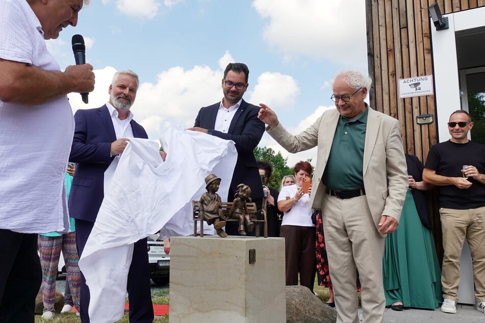 Vor dem Gebäude der Volkssolidarität Pirna wurde die Statue eingeweiht.