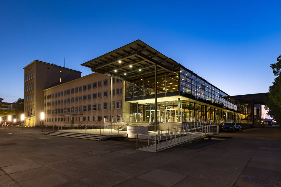 Der Sächsische Landtag in Dresden während der blauen Stunde.