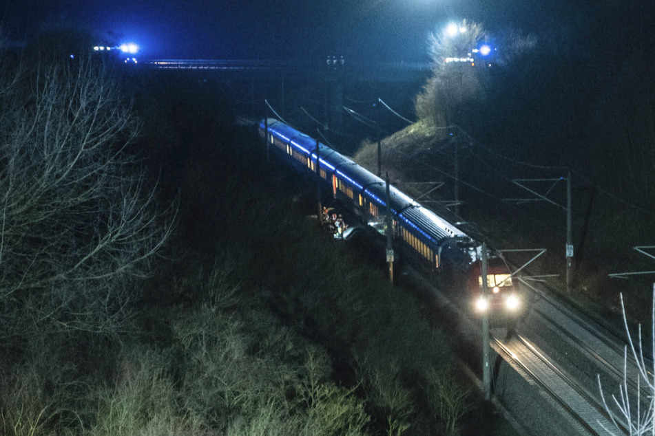 Aus dem Zug stieg Rauch auf. Der Zugführer hielt an und alarmierte die Rettungskräfte.