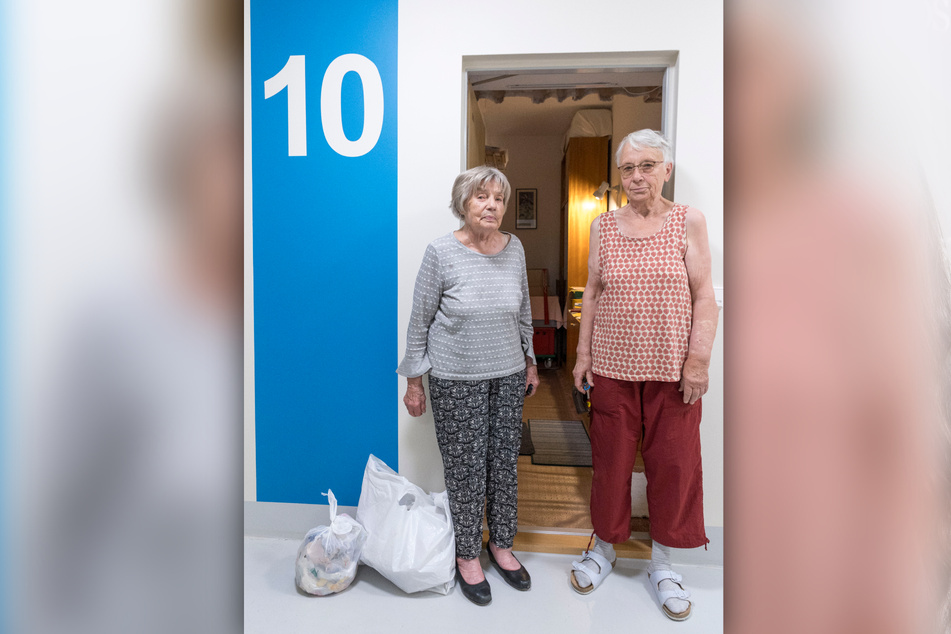 Renate Bönsch (93) und Sieglinde Krause (78, v.l.) sammeln seit einer Woche ihren Müll im Flur. Die Post liegt unten im Kasten.