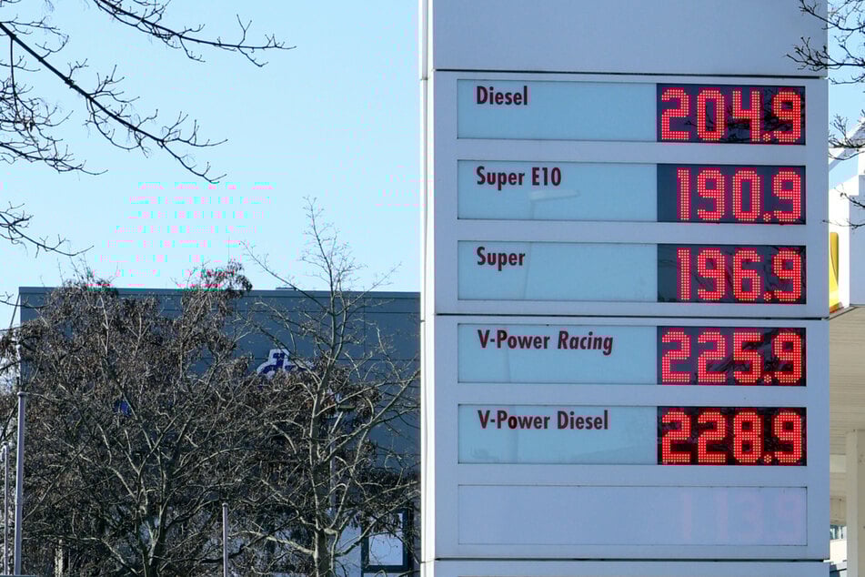 Am Donnerstag an einer Tankstelle in Radeberg (Kreis Bautzen): Diesel über 2 Euro! Und das Ende der preislichen Fahnenstange ist noch nicht erreicht.