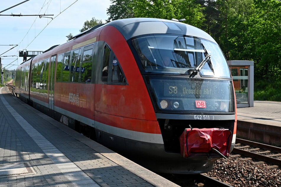 Nicht nur die Straßenbahn, auch S-Bahn und Regionalzüge sollen Arbeitskräfte zu den Fabriken bringen, fordern die Aktivisten.