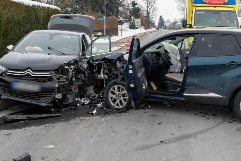 Vollsperrung nach Frontalcrash in Mittelsachsen