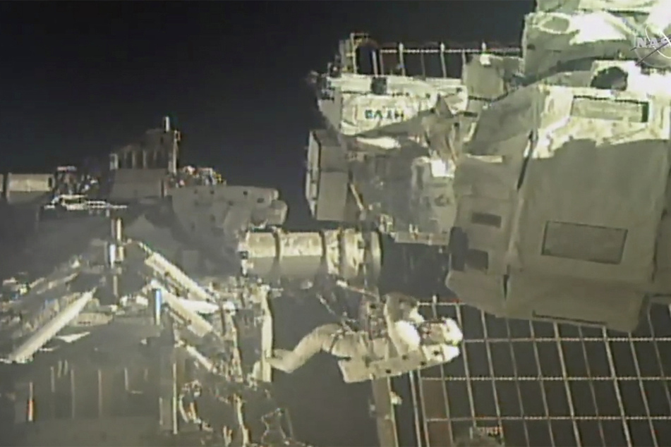 US-Astronauten rüsten weiter Stromversorgung auf der ISS auf