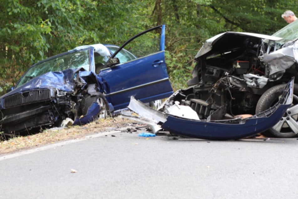 Tödliches Unfall-Drama: VW kracht frontal in Skoda