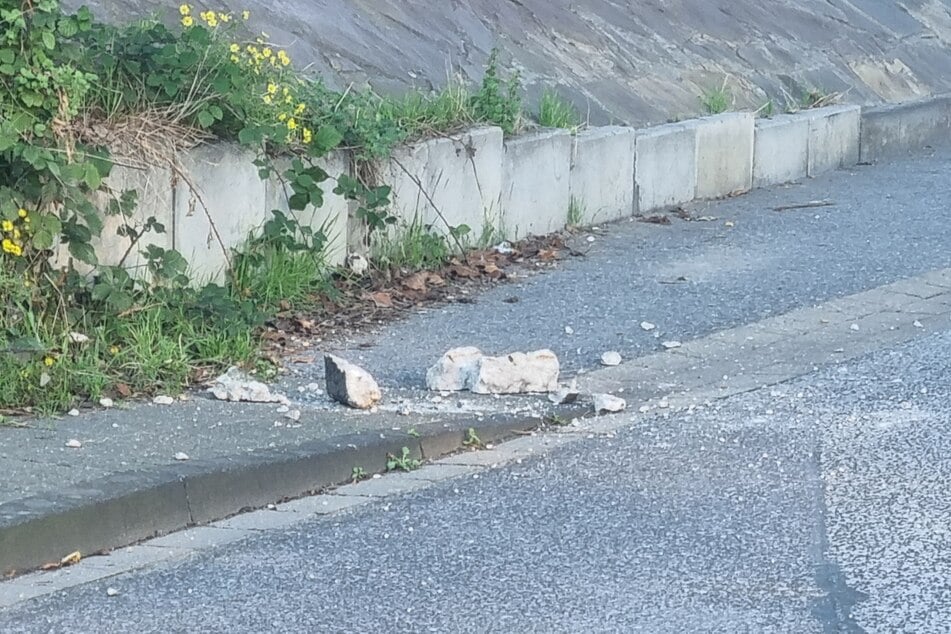 Einige der großen Betonbrocken, die sich von der maroden Brücke gelöst haben. Verletzt wurde niemand.