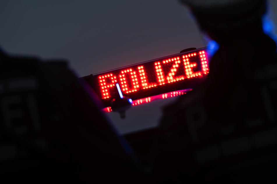Betrunkener Audi-Fahrer rast ausgerechnet gegen Polizeistation