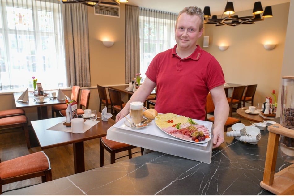 Oberkellner Marcel Hemelik (36) serviert ab 1. Mai für jedermann ab 7.30 Uhr ein Frühstück.