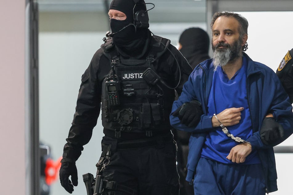 Kurz vor den Plädoyers: Magdeburger Attentäter liest hunderte handgeschriebene Seiten vor