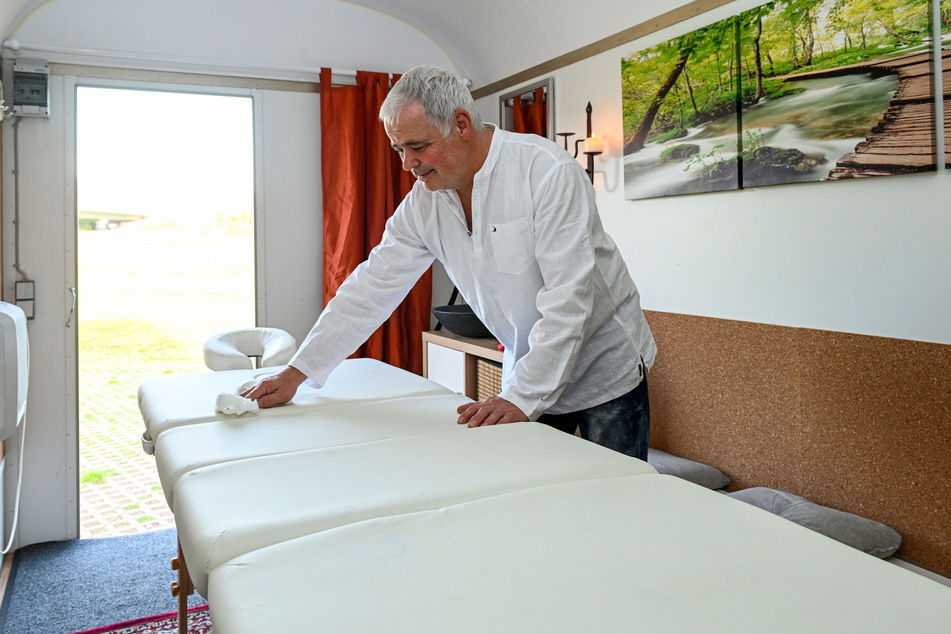 Seit zehn Jahren massiert Holger Münzberg (62) schon. Jetzt macht er mobil.
