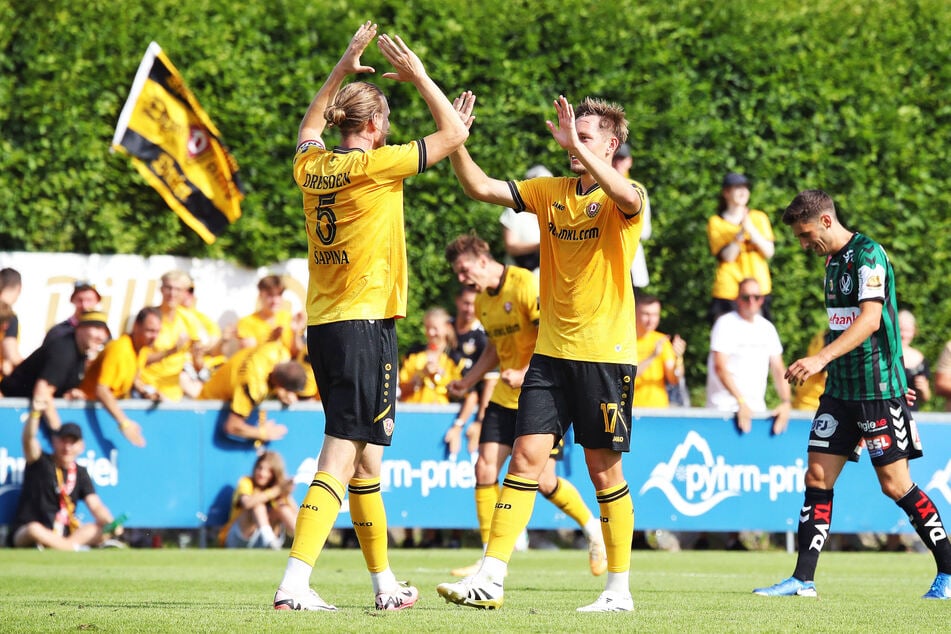 Im Trainingslager zockten Aljaz Casar (r.) und Vinko Sapina (30, l.) immer Backgammon.