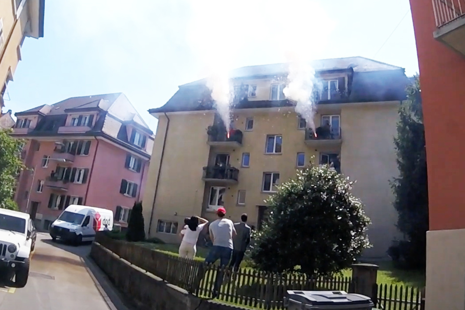 Die Nachbarn der Frau veranstalteten ein Feuerwerk zur Verlobung.