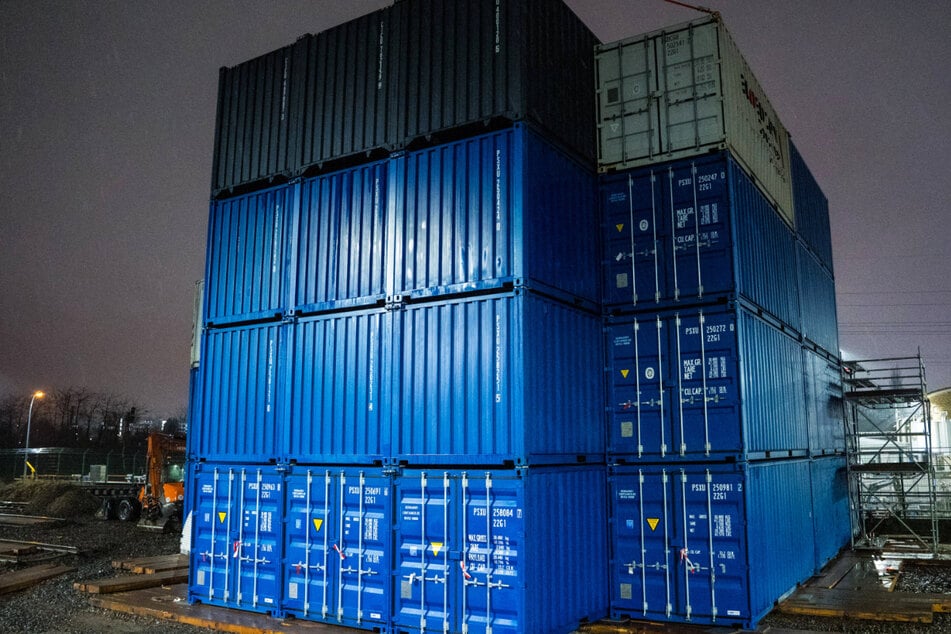 Mit Wasser gefüllte Container sollen bei einer Sprengung der Bombe das Areal des Darmstädter Chemiekonzerns Merk schützen.