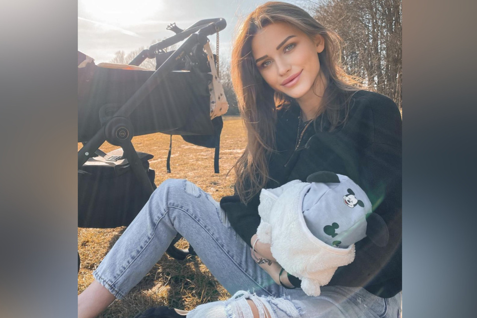 Neele Bronst (24) hält ihren kleinen Löwen im Arm.