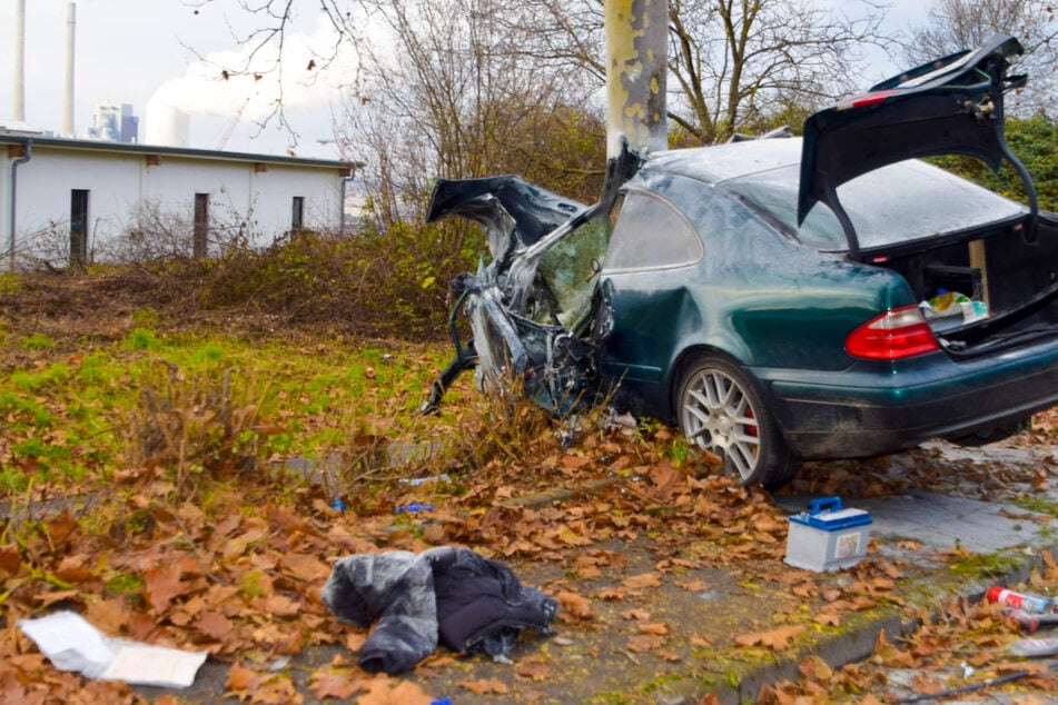 Der Mercedes CLK wurde bei dem Unfall völlig zerstört.