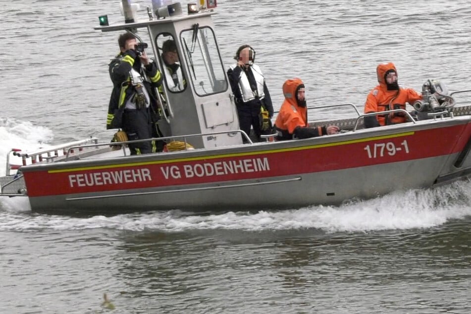 Zahlreiche Feuerwehr-Kräfte beteiligten sich an der Suche auf dem Rhein bei Biebesheim.