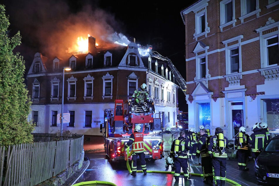 Flammen loderten am Mittwochabend aus dem Dachstuhl eines Siebenlehner Wohnhauses.