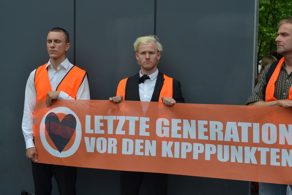 Klimaaktivisten der "Letzten Generation" protestieren in Berlin für einen Gesellschaftsrat.