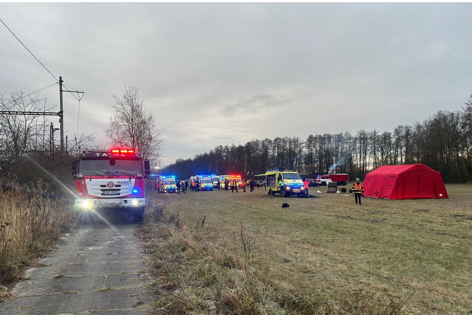 Infolge eines Zugunglücks in Südböhmen sind die Einsatzkräfte mit einem Großaufgebot vor Ort.