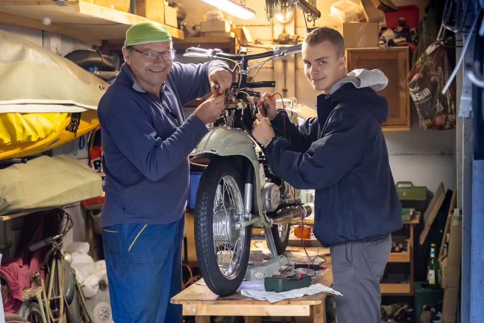 Sohn Pascal (16, r.) unterstützt seinen Vater beim Wiederaufbau in der Garage.