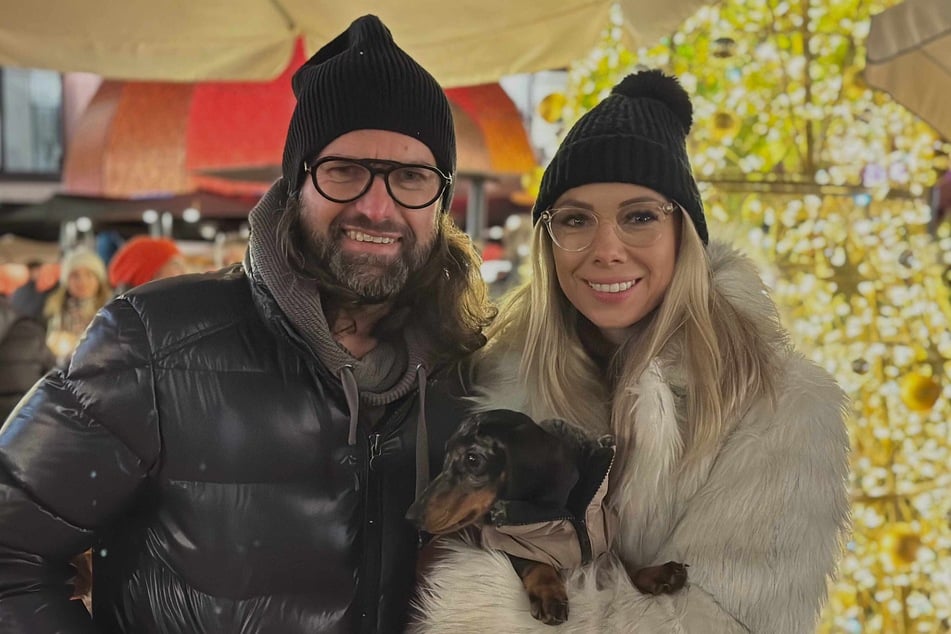 Hamburger Kult-DJ Kai Schwarz (53) und seine Frau Janika Schwarz (34) haben mit Hund Dachsi die Eröffnung des "Marché de Noël" in den Stadthöfen besucht.
