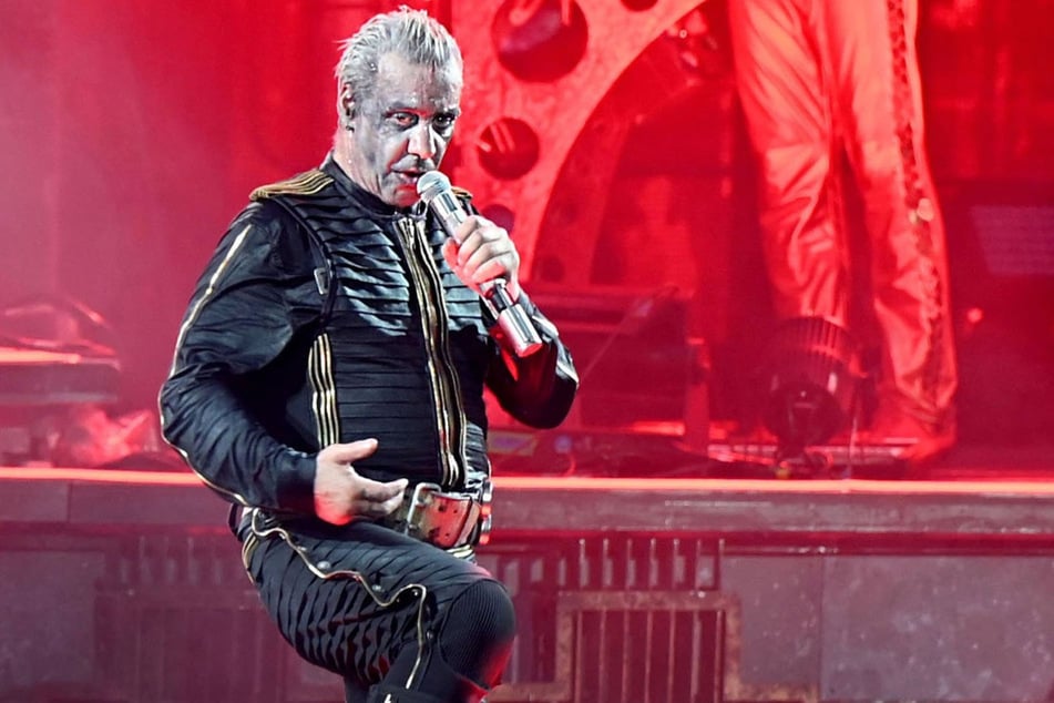 Die Vorwürfe gegen Till Lindemann (62) reißen nicht ab.