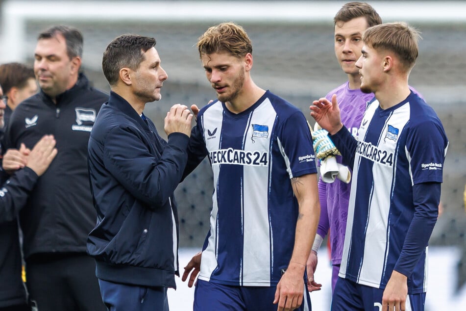 Stefan Leitl (48, 2.v.l.) adelt auf der Pressekonferenz Marton Dardai (23. M)