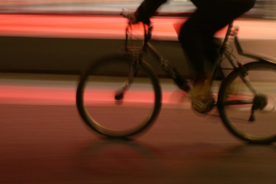 Leipzig: Er riss ihr die Tasche einfach aus der Hand: Radler bestiehlt 29-Jährige