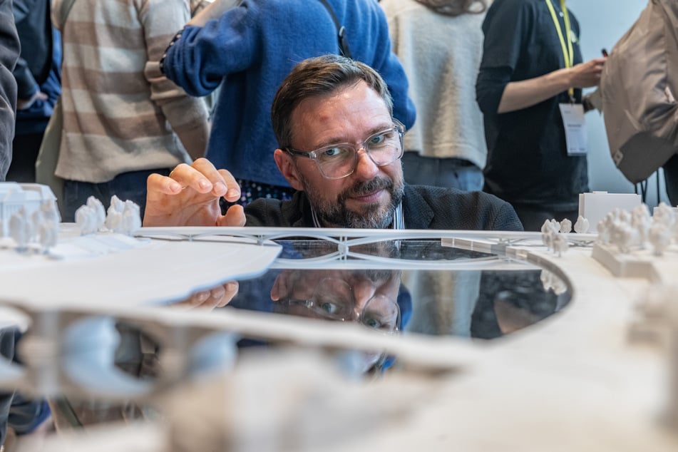 Architekt Jan Tröber (50) brachte sogar ein Modell "seiner" Brücke mit.