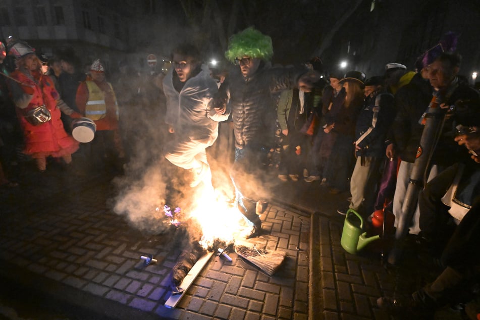 In Köln ist mit der Nubbelverbrennung der Straßenkarneval offiziell beendet worden.