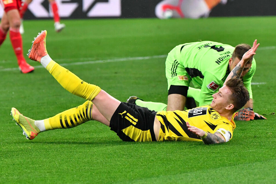 Dortmunds Marco Reus (31) liegt am Boden, nachdem er im Strafraum den Kontakt zu Union-Keeper Andreas Luthe (34) gesucht hat, um einen Elfmeter zu provozieren.
