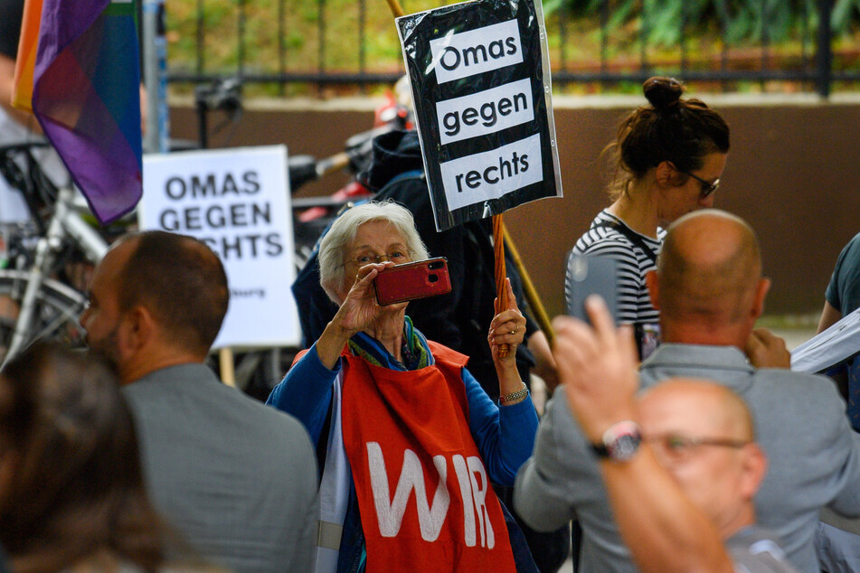 Vor dem AfD-Landesparteitag in Magdeburg protestierten Hunderte Menschen.