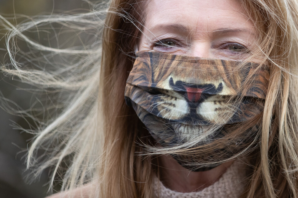 Niedersachsen, Osnabrück: Eine Frau trägt einen Mund-Nasen-Schutz mit einem Tiger-Motiv.