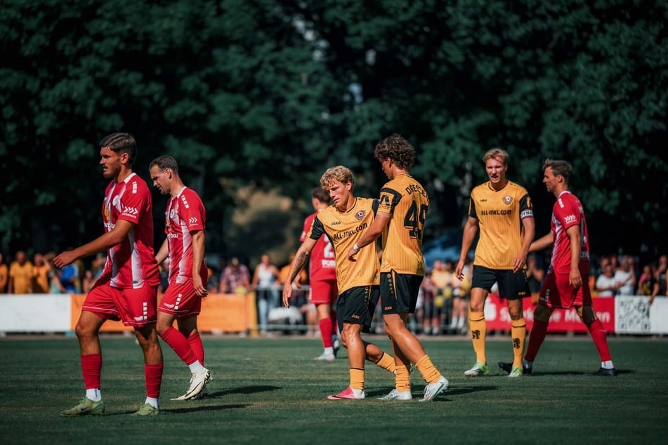 Jonas Oehmichen (M.) traf beim 4:0-Testspielsieg in Großenhain gegen Hessen Kassel.