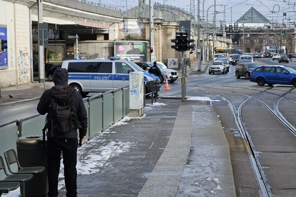 Inzwischen sind Teile der Innenstadt abgeriegelt. Hier die Zufahrt zur Marienbrücke auf der Neustädter Seite.