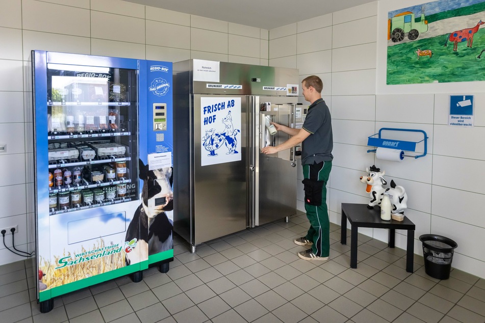 Kunden können sich beim "Wirtschaftshof Sachsenland" Milch auch in Glasflaschen abfüllen.